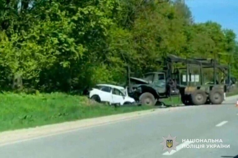 На Тернопільщині зіткнулися "Урал" та "Пежо": є травмовані
