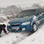 Негода на Тернопільщині: автомобілі позастрягали снігу