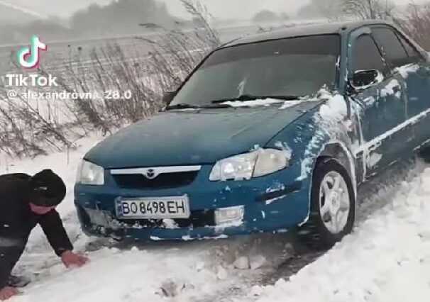 Негода на Тернопільщині: автомобілі позастрягали снігу