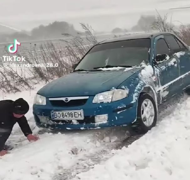 Негода на Тернопільщині: автомобілі позастрягали снігу