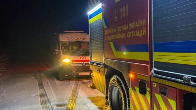 Через сніг та ожеледицю дві карети швидких потребували буксирування — викликали рятувальників