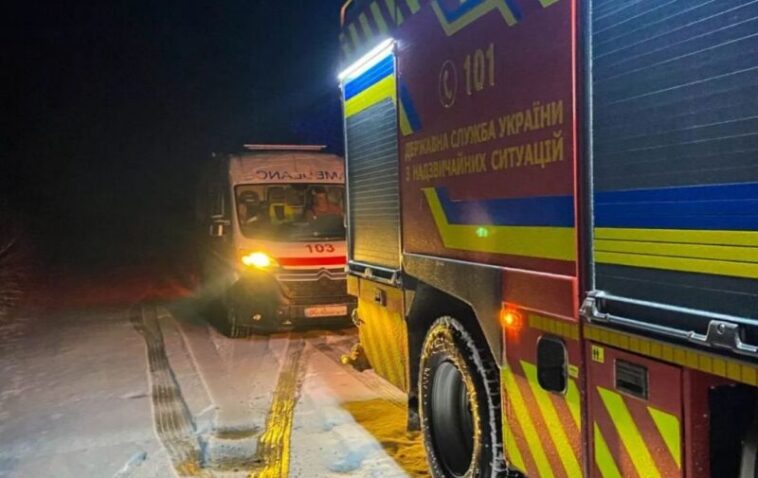 Через сніг та ожеледицю дві карети швидких потребували буксирування — викликали рятувальників
