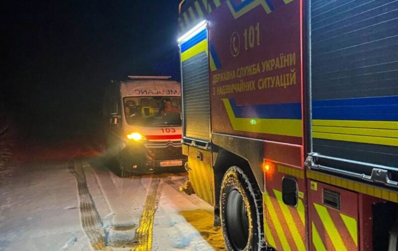 Через сніг та ожеледицю дві карети швидких потребували буксирування — викликали рятувальників