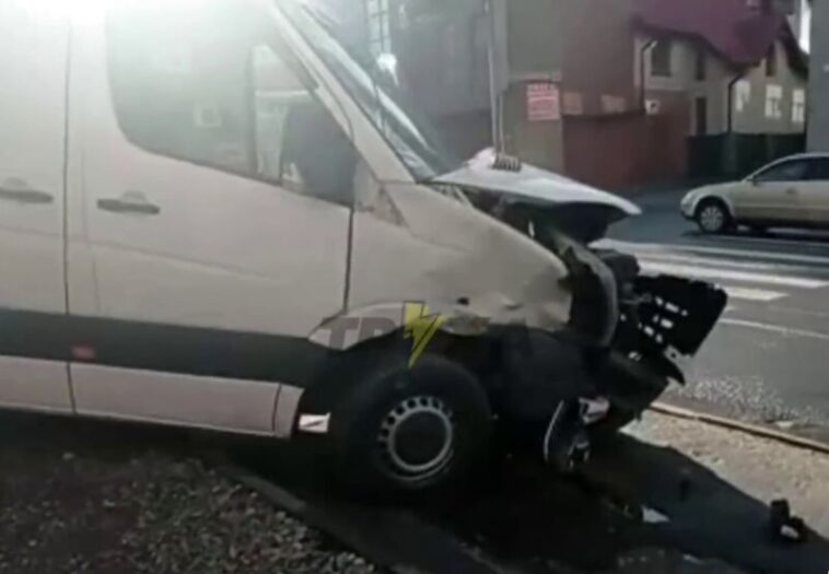 На Бандери бус влетів у стовп