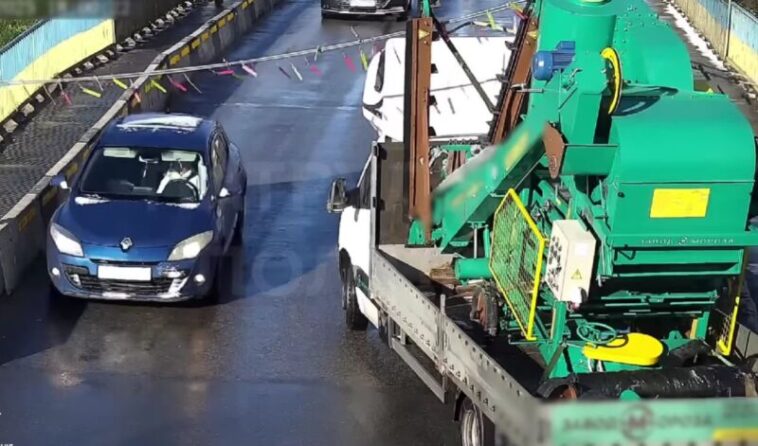 Розшукали водія вантажівки, який спричинив ДТП на Горбатому мосту