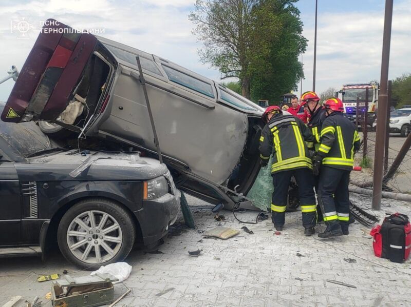 ДТП біля Тернополя: одне авто вилетіло на інше
