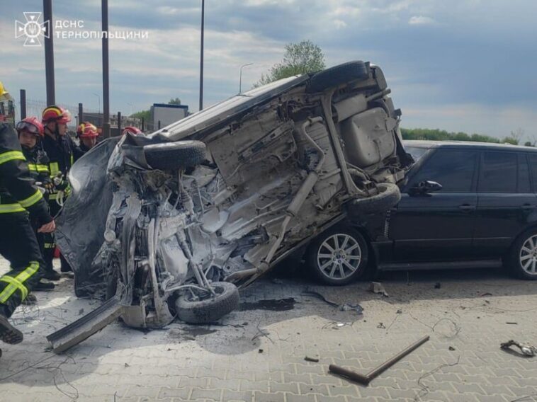 ДТП біля Тернополя: одне авто вилетіло на інше