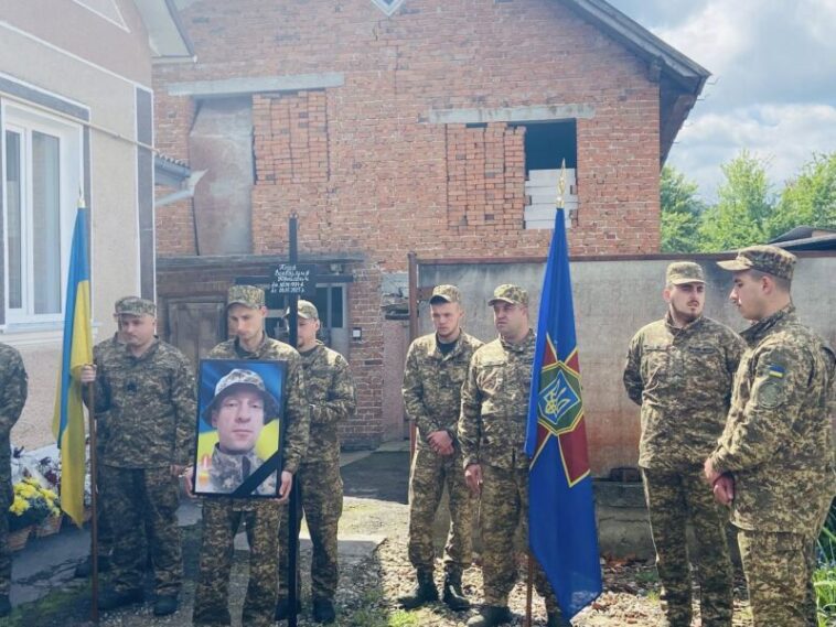 Бережанщина зі сльозами попрощалася з воїном Володимиром Козарем