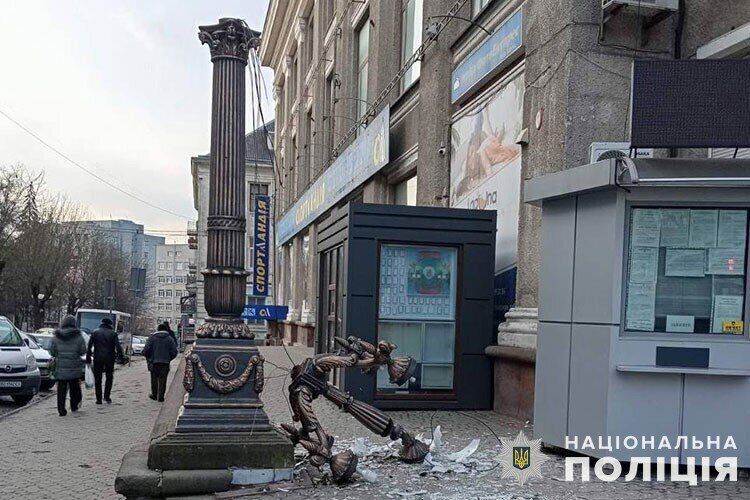 У Тернополі британцю, який розбив ліхтарі, вдалося уникнути покарання