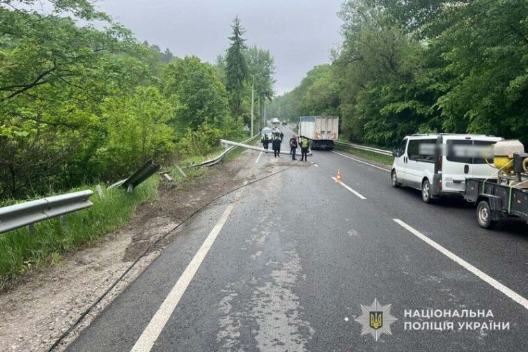 ДТП у Кременці: мікроавтобус із пасажирами з'їхав у кювет, є потерпілі