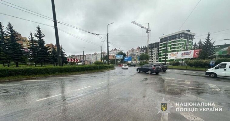 ДТП у Тернополі на кільці: водій на авто збив велосипедиста