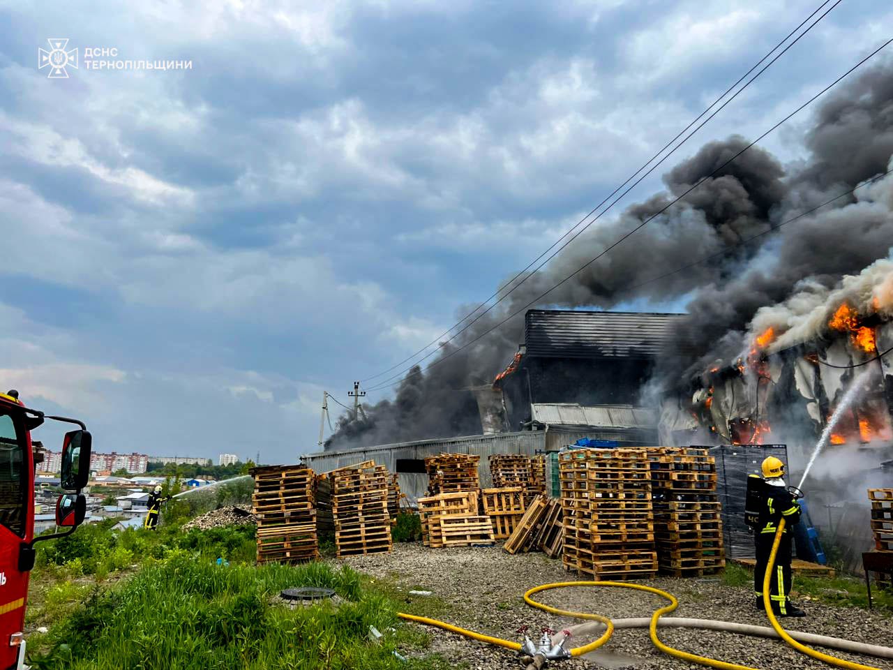 Величезна пожежа у Тернополі на Об'їзній: рух перекритий