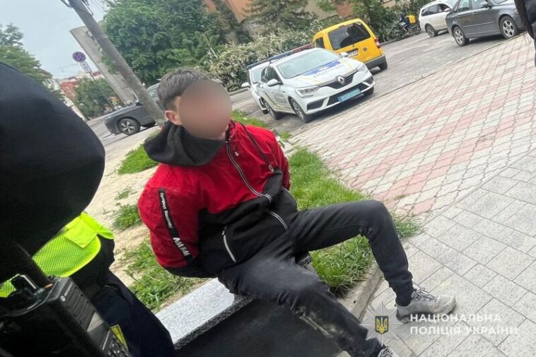 На Тернопільщині 20-річний хлопець шантажував дівчину інтимними фото та відео