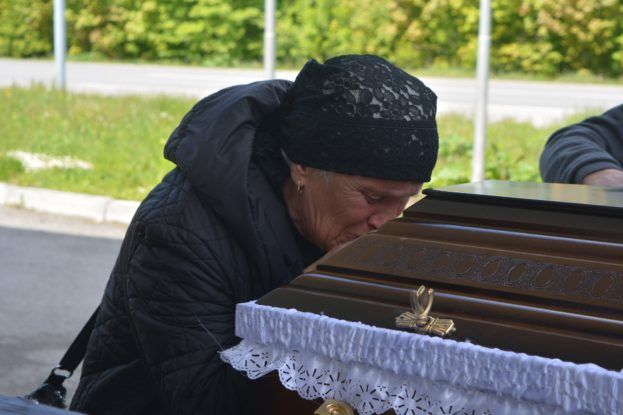Молитва, дощ і сльози: Збараж прощався з полеглим Героєм Валерієм Кременевським
