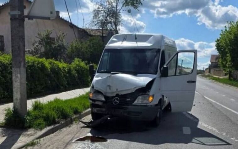 У Бережанах водій на “Мерседесі” врізався в стовп