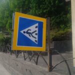У Кременці вандали пошкодили дорожні знаки та зупинку