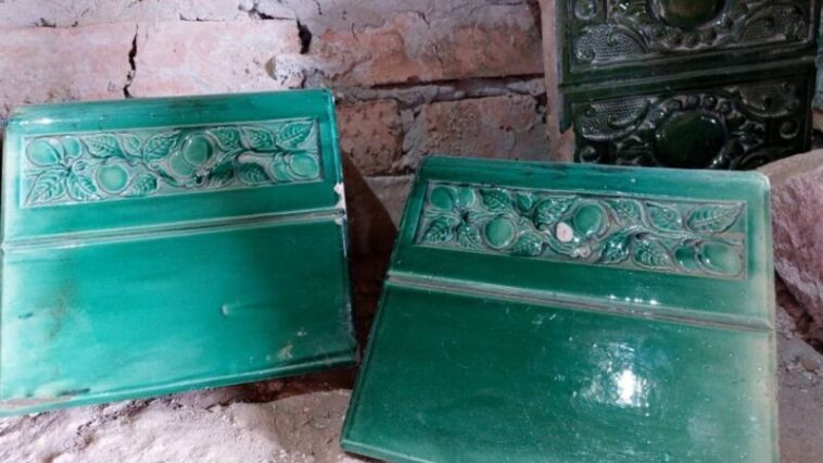 У Бережанському замку відкрили виставку столітнього кахлю з села Рай