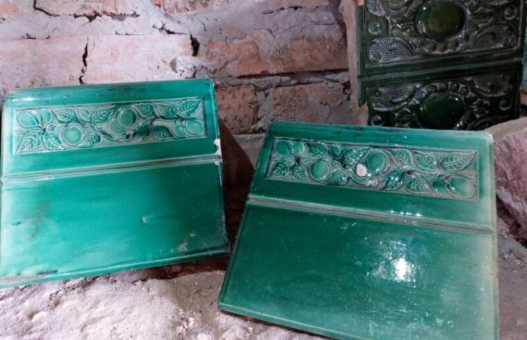 У Бережанському замку відкрили виставку столітнього кахлю з села Рай