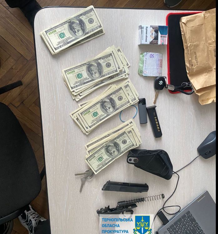 14000 доларів за відстрочку: на Кременеччині затримали чоловіка за хабар