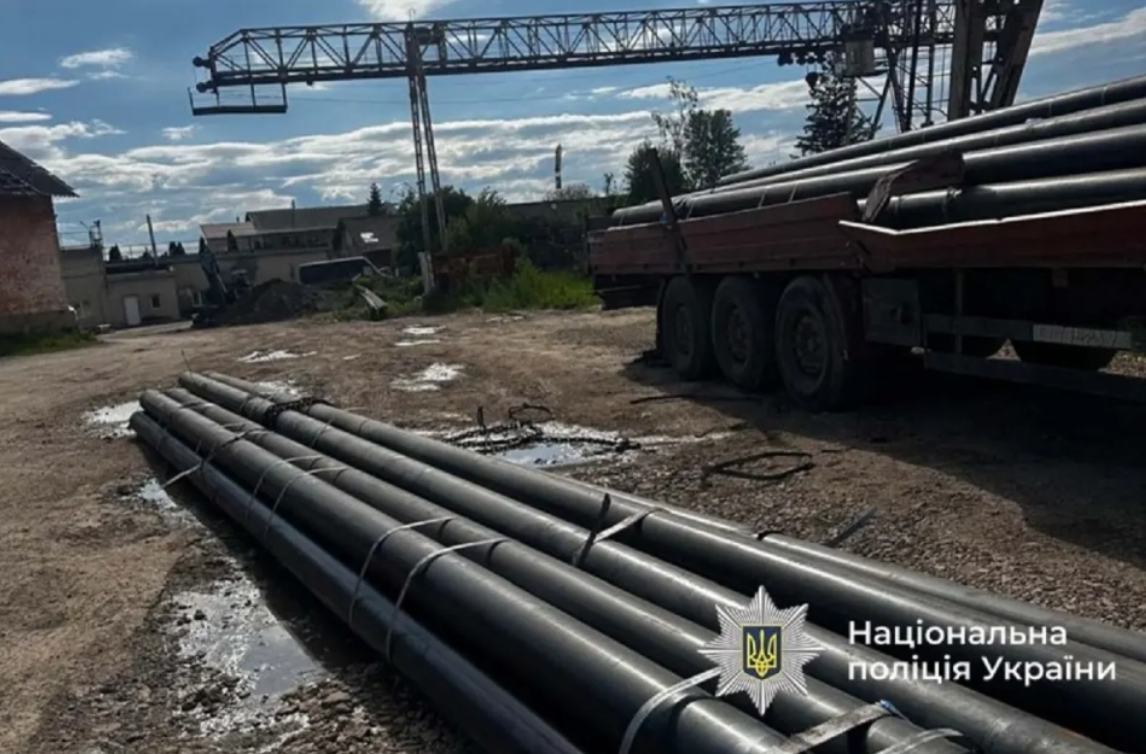 На Тернопільщині на підприємстві обірвався гак на крані й труби вбили водія