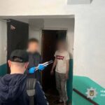 Наркоквартира в центрі Тернополя: поліція затримала рецидивіста з “товаром” і шприцами