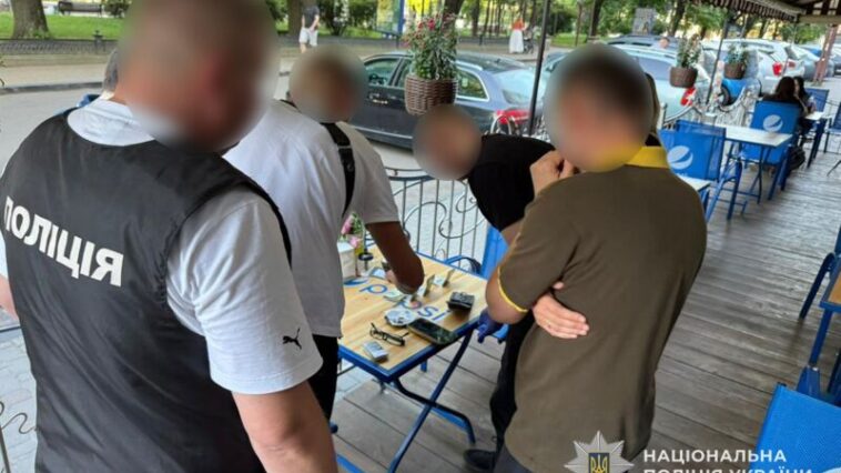 Вимагав 600 доларів за оновлення даних у ТЦК: у Тернополі затримали керівника юридичної фірми