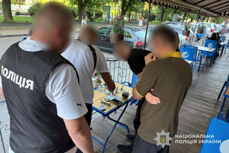 Вимагав 600 доларів за оновлення даних у ТЦК: у Тернополі затримали керівника юридичної фірми
