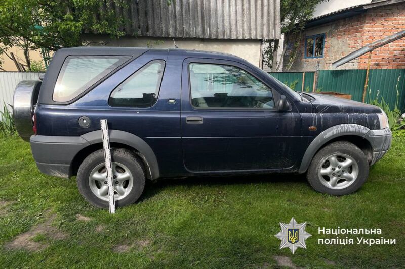 На Тернопільщині за гроші хлопець з дівчиною намагалися спалити військовий автомобіль