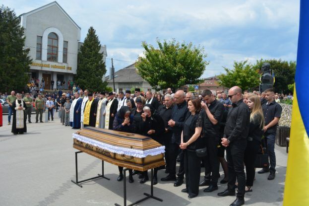 Не дожив до 50-річчя: Збаразька громада попрощалась із захисником