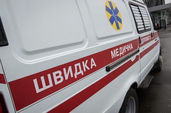 Розбив ногою вікно й втратив свідомість: у Тернополі чоловік лежав у калюжі крові
