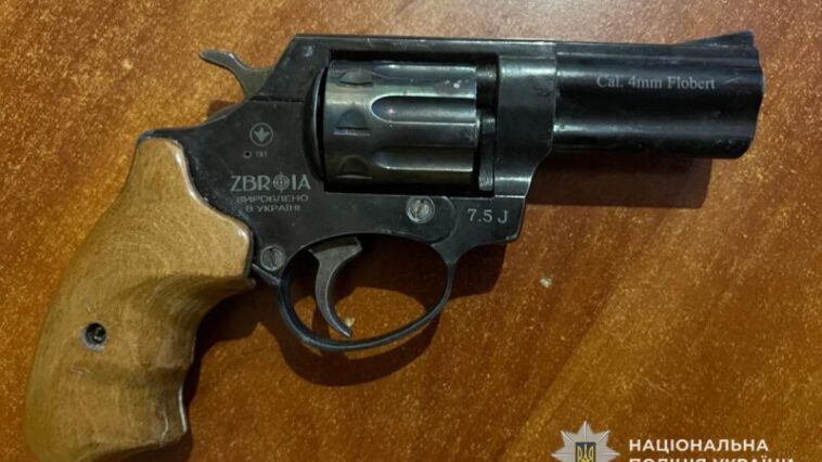На Тернопільщині чоловік переробив стартовий пістолет на бойову зброю