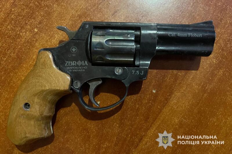 На Тернопільщині чоловік переробив стартовий пістолет на бойову зброю
