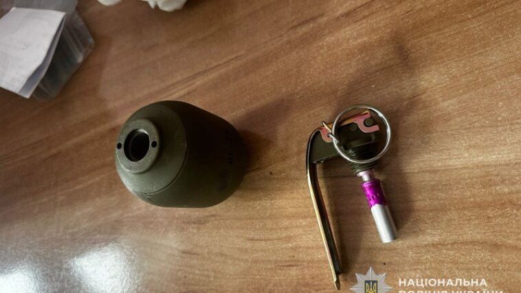 У центрі Тернополя у 20-річного іноземця виявили гранату та запал.