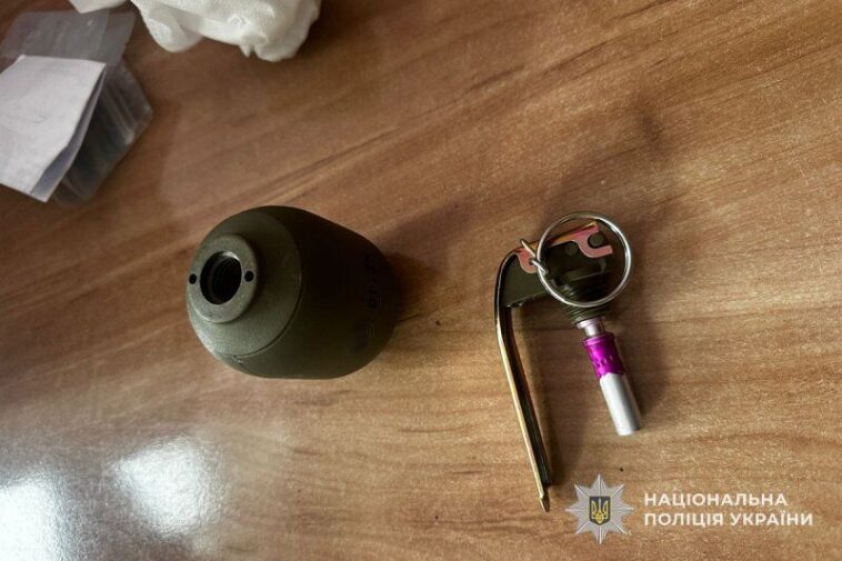 У центрі Тернополя у 20-річного іноземця виявили гранату та запал.