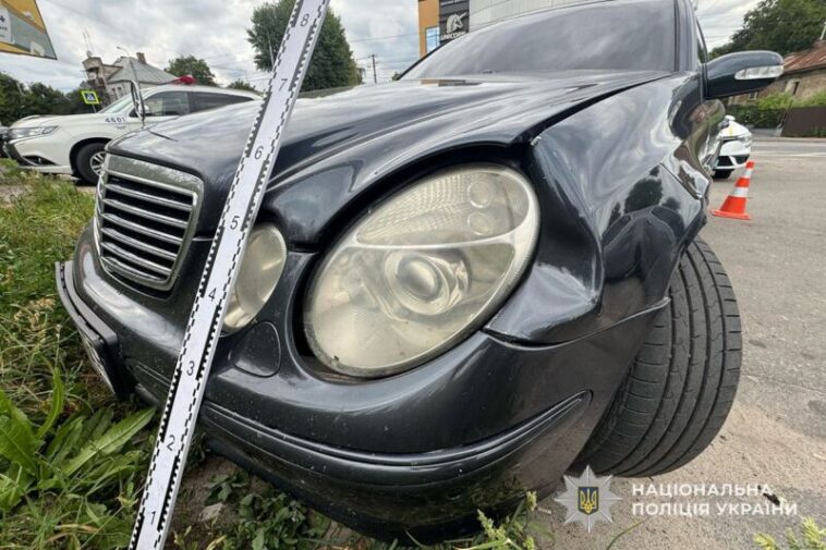 У Тернополі водій на "Мерседесі" збив маму з дитиною і втік