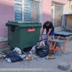 Свідомість на нулі: у Чорткові чоловік засмічував територію храму