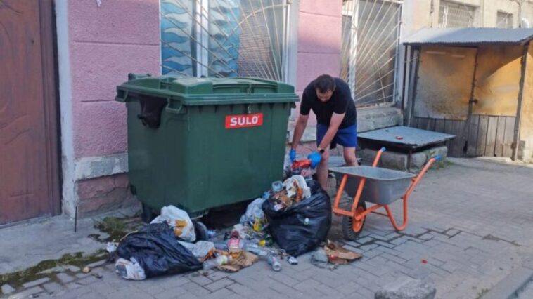Свідомість на нулі: у Чорткові чоловік засмічував територію храму