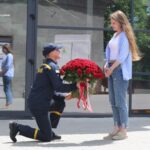 Кохання сильніше за війну: піротехнік ДСНС з Тернополя освідчився дівчині