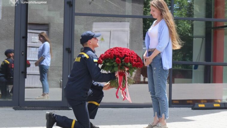 Кохання сильніше за війну: піротехнік ДСНС з Тернополя освідчився дівчині