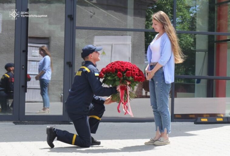 Кохання сильніше за війну: піротехнік ДСНС з Тернополя освідчився дівчині