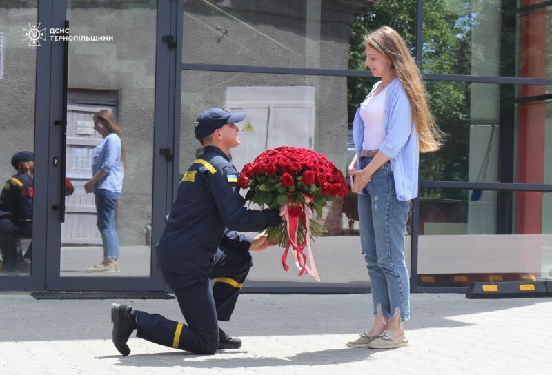 Кохання сильніше за війну: піротехнік ДСНС з Тернополя освідчився дівчині