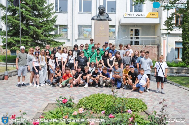 У Чорткові діти з прифронтових територій висадили 50 троянд