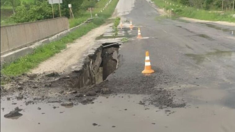 У Чернихівцях обвалився міст