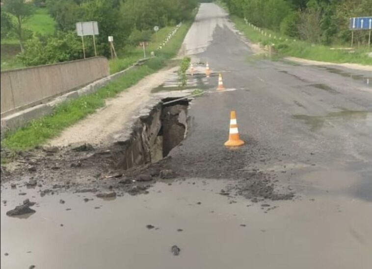 У Чернихівцях обвалився міст