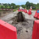 На Тернопільщині водій вантажівки пошкодив міст і поїхав