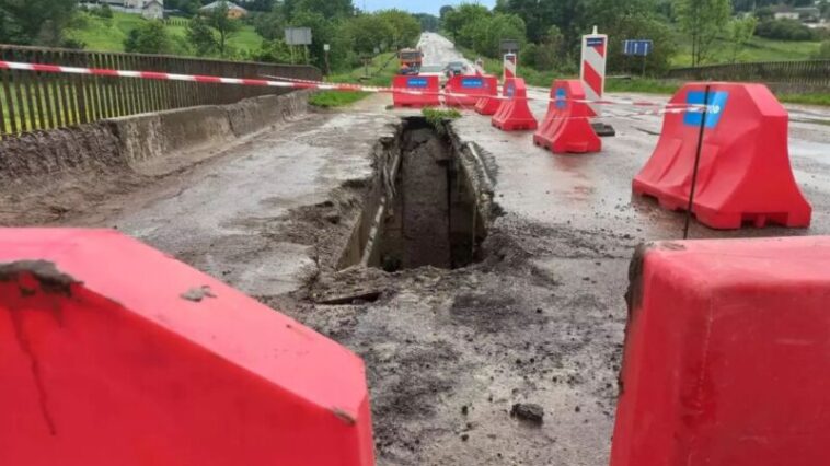 На Тернопільщині водій вантажівки пошкодив міст і поїхав