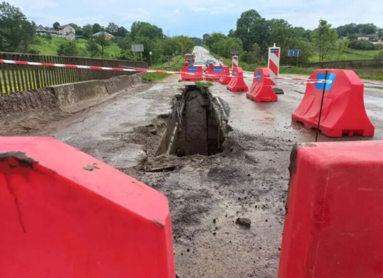 На Тернопільщині водій вантажівки пошкодив міст і поїхав