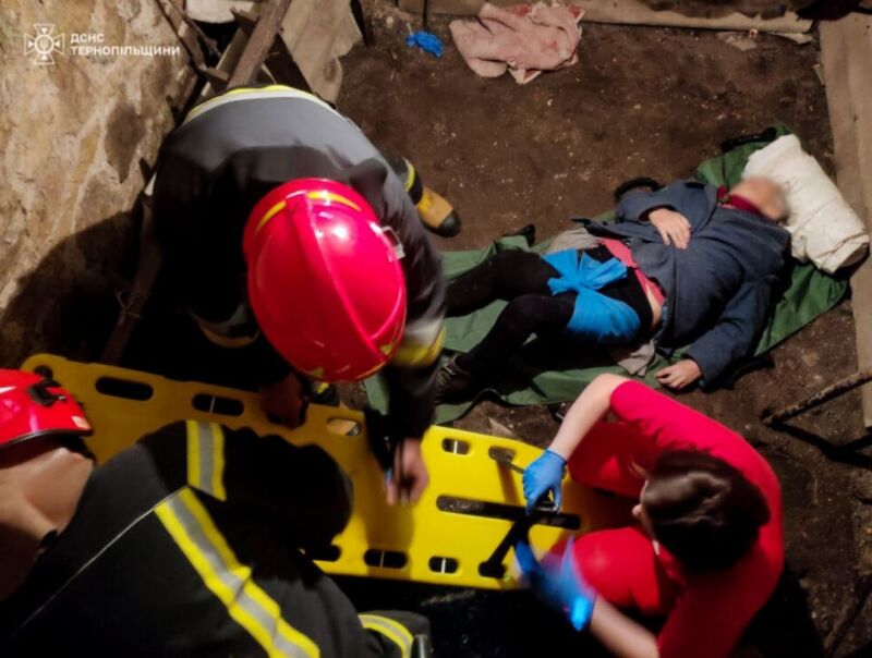 У Бережанах жінка впала в підвал і не могла звідти вибратися
