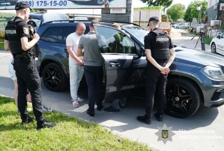 Тернополянин вимагав за документи про відстрочку від мобілізації 18 тисяч доларів