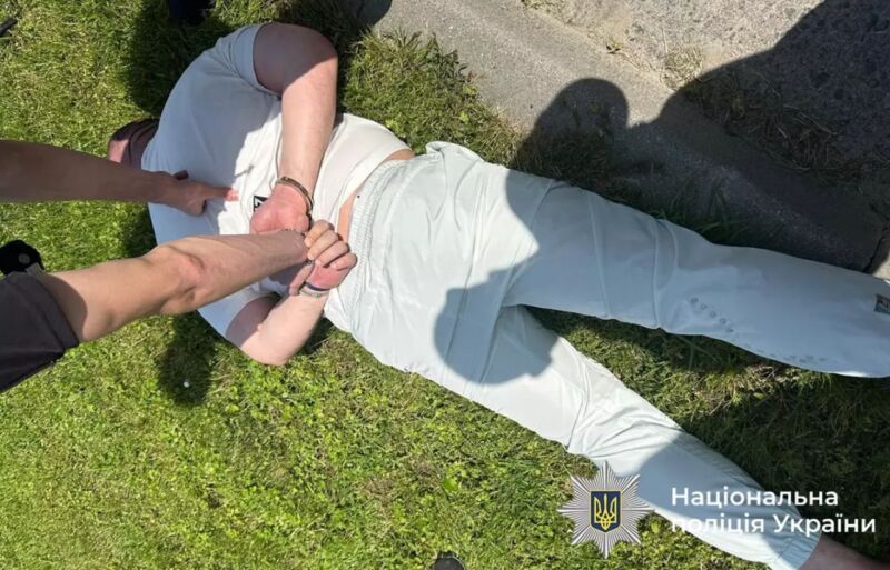 Тернополянин вимагав за документи про відстрочку від мобілізації 18000 доларів